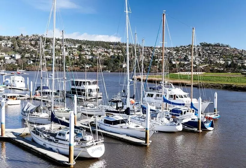 Отель Peppers Seaport