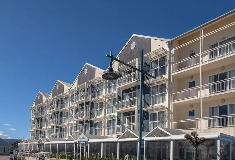 Отель Peppers Seaport