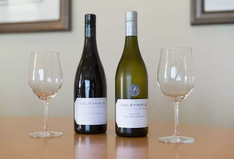 Отель Peppers Seaport