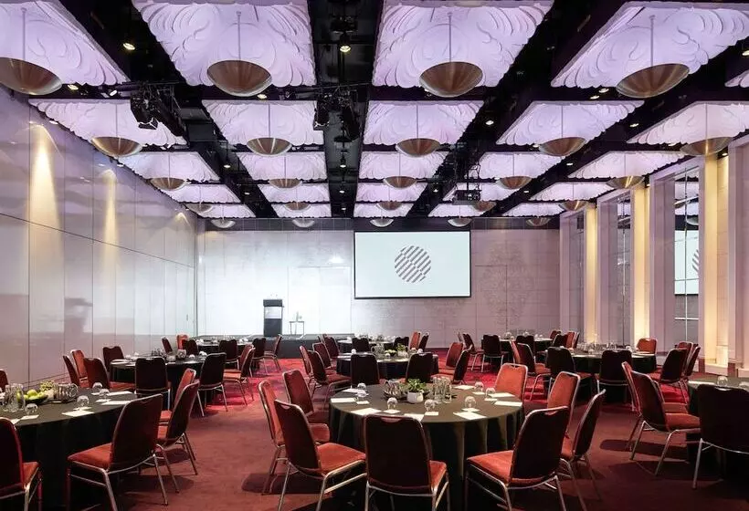 Отель Pullman Melbourne On The Park