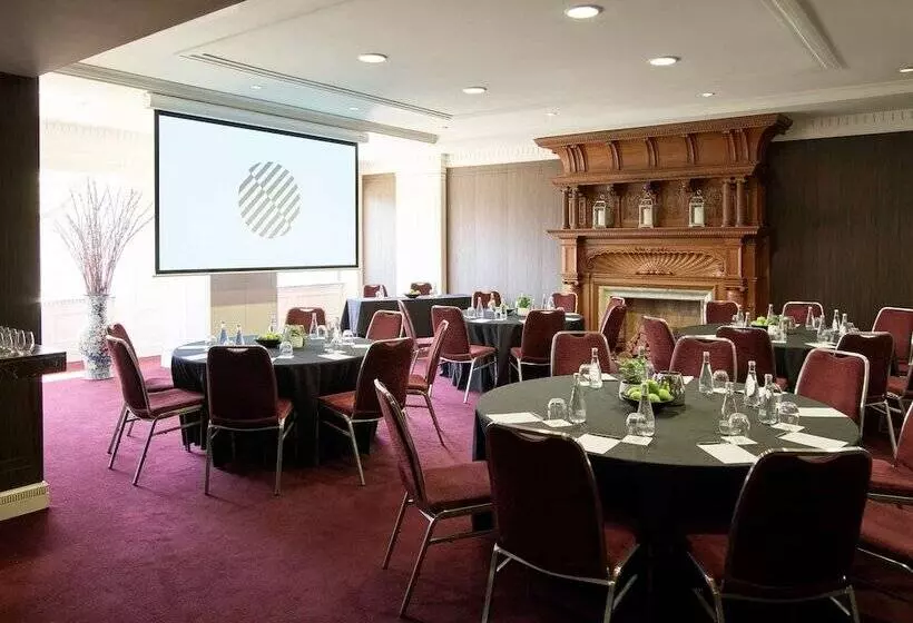 Отель Pullman Melbourne On The Park