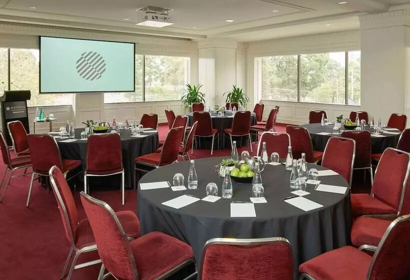 Отель Pullman Melbourne On The Park