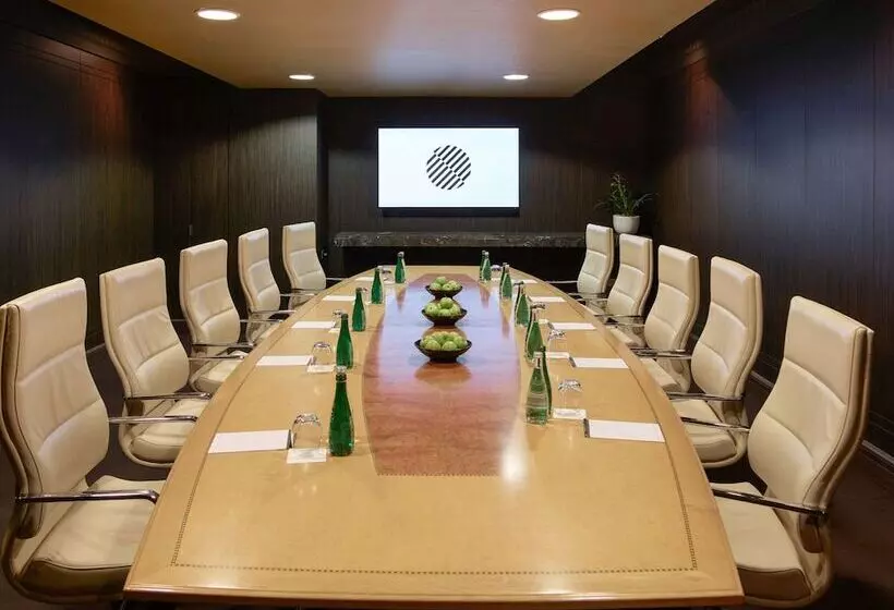 Отель Pullman Melbourne On The Park