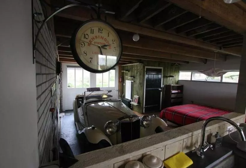 ベッドアンドブレックファースト Holiday Cottage De Garage Inn