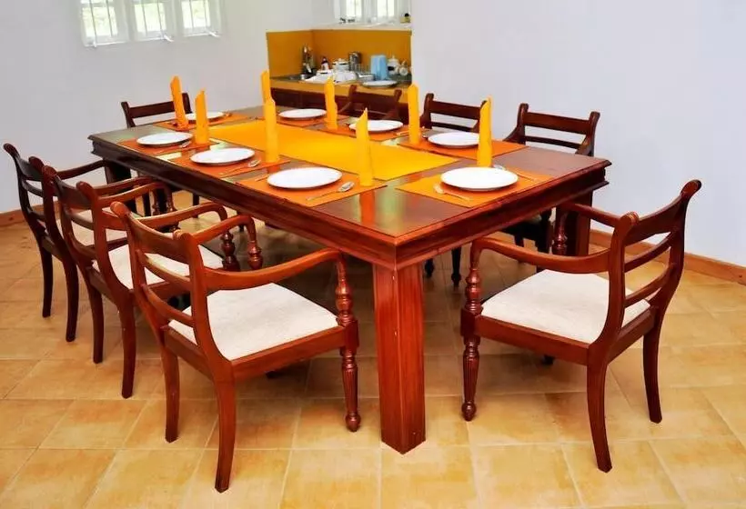 Majatalo Clovefield Villa