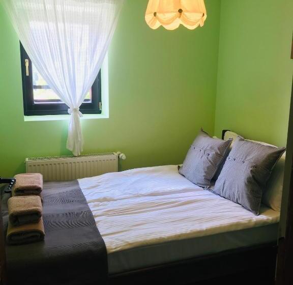 ペンション Kutsinska House