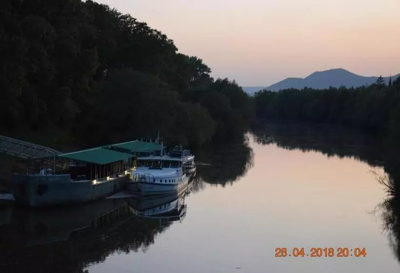 Majatalo Penzión Vínny Dom