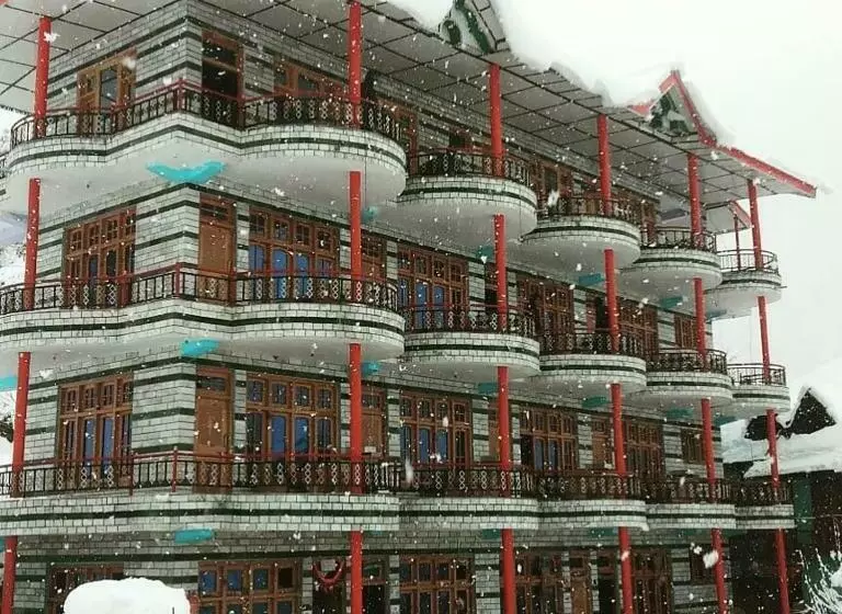 ホテル Eyesky, Tosh