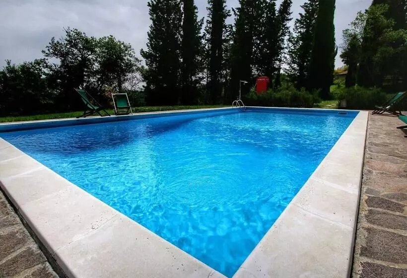 Detached Cottage With Swimming Pool