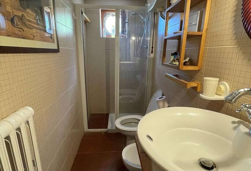 Detached Cottage With Swimming Pool