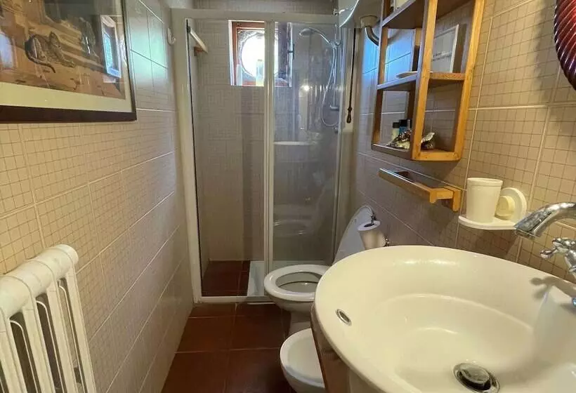 Detached Cottage With Swimming Pool