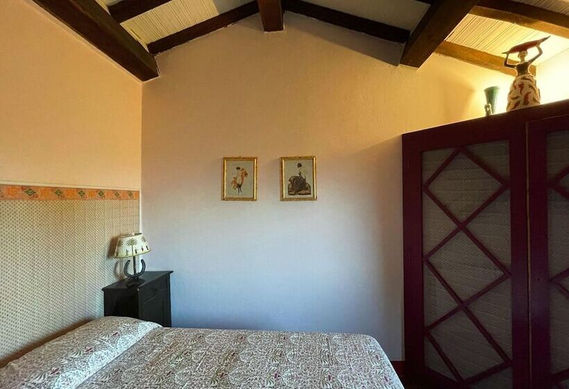 Detached Cottage With Swimming Pool