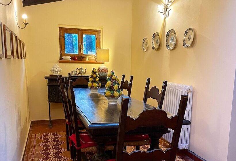 Detached Cottage With Swimming Pool