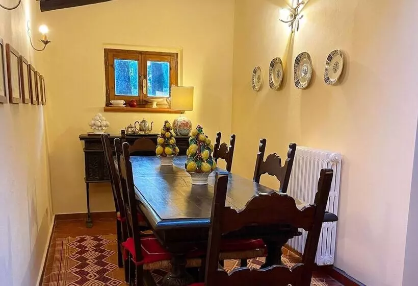 Detached Cottage With Swimming Pool