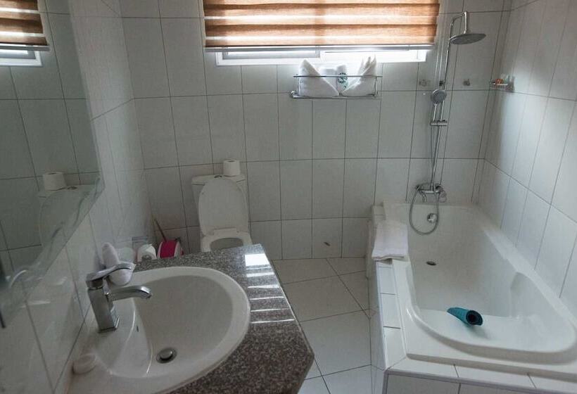 בית מלון כפרי Karela Beach Resort