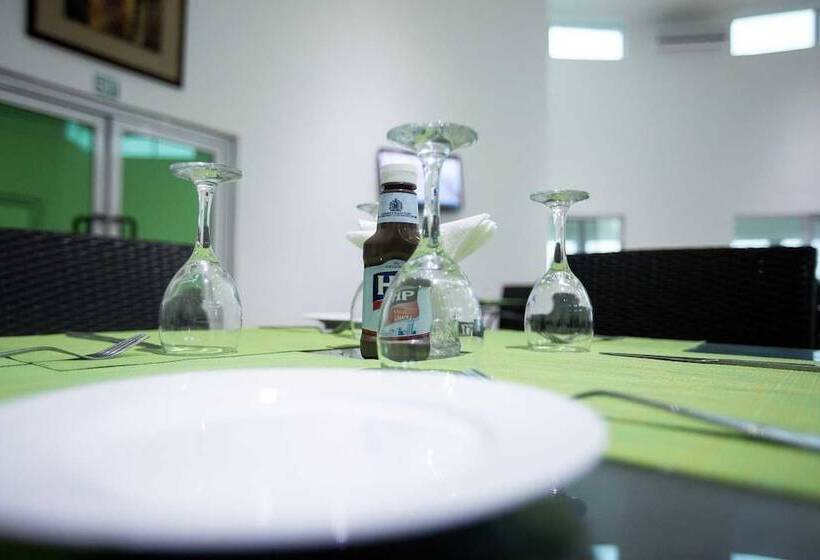 בית מלון כפרי Karela Beach Resort