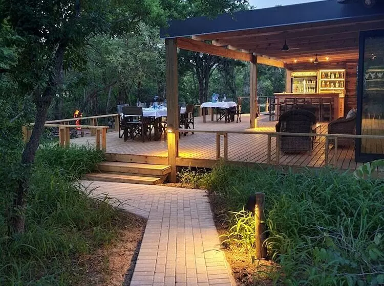 Hotelli Kingfisher Creek Safari Lodge