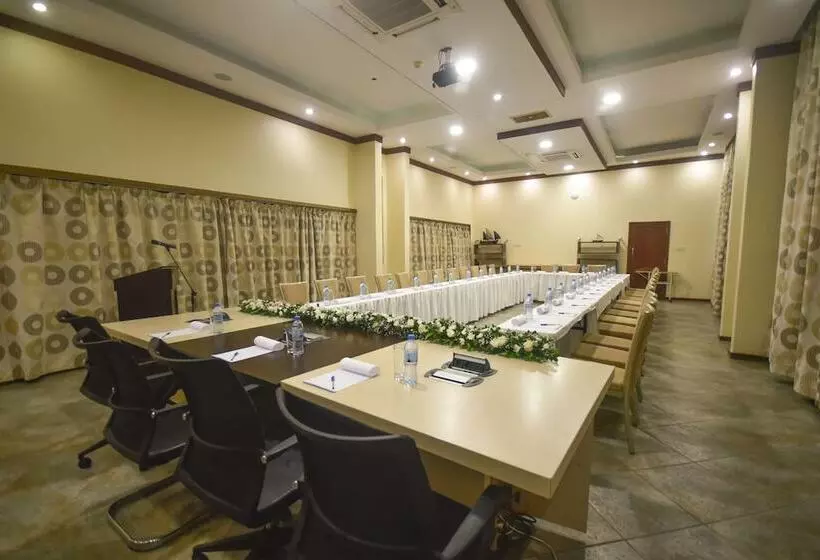 هتل Harbour View Suites