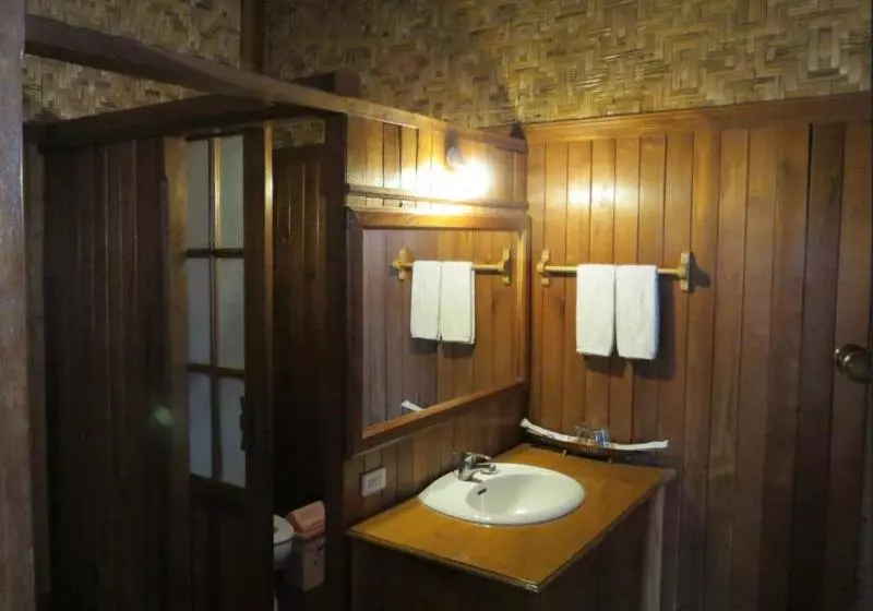 هتل Inle Kaung Daing Village Resort
