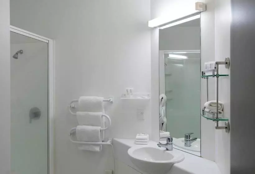 Отель Quest On The Terrace Serviced Apartments