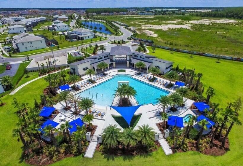 8 Bedroom 6 Bathroom Villa