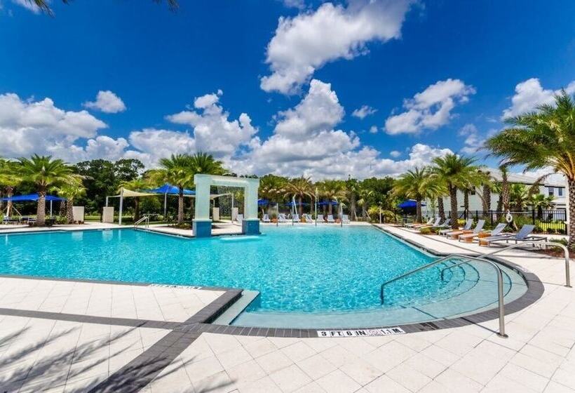 8 Bedroom 6 Bathroom Villa