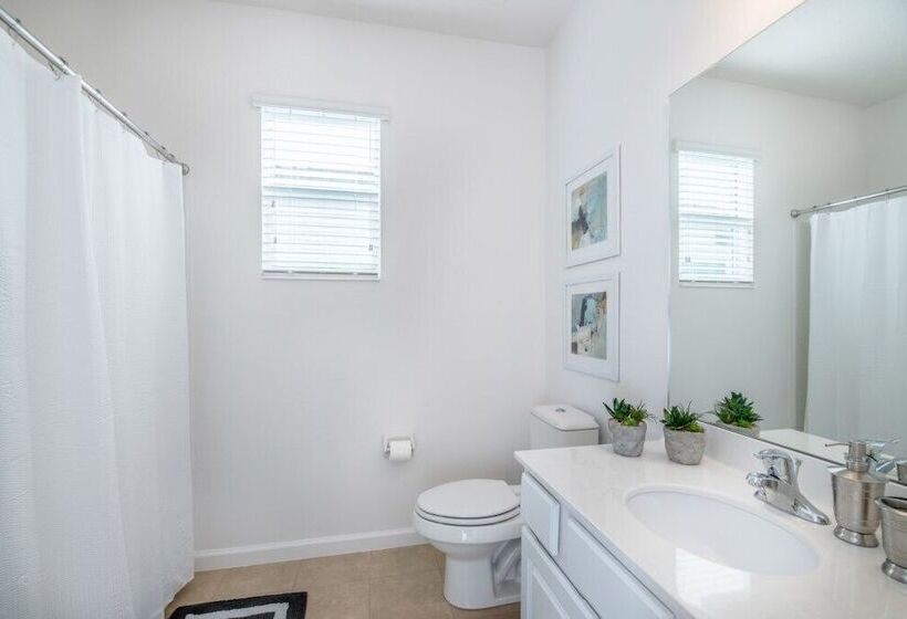 8 Bedroom 6 Bathroom Villa