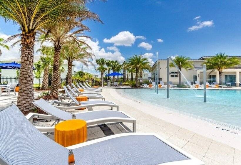 8 Bedroom 6 Bathroom Villa