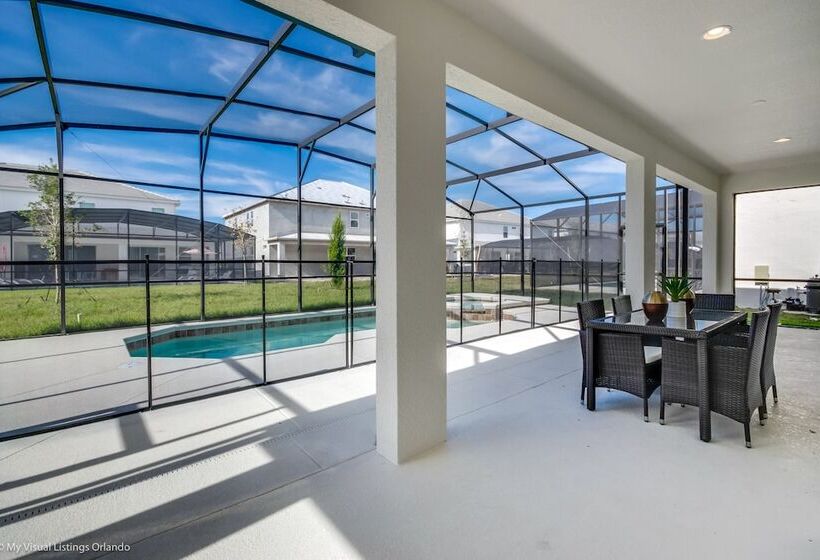 8 Bedroom 6 Bathroom Villa