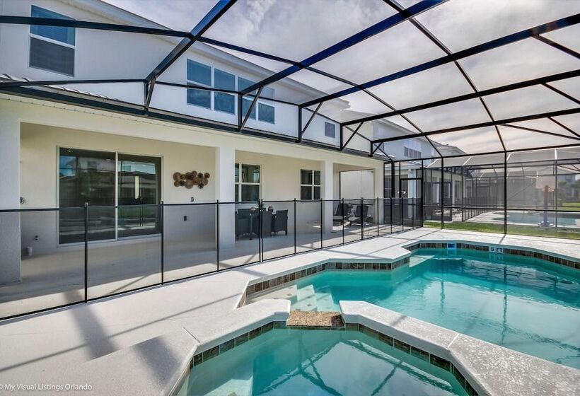 8 Bedroom 6 Bathroom Villa