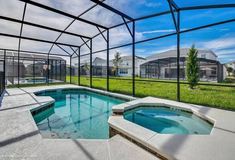 8 Bedroom 6 Bathroom Villa