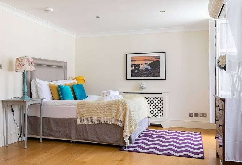 Luxury 5 Bedroom Villa With Parking And Ac