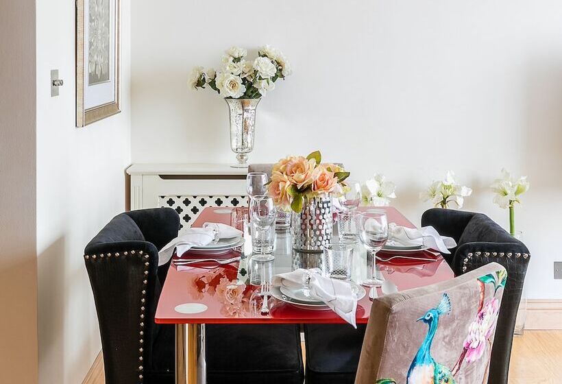 Luxury 5 Bedroom Villa With Parking And Ac