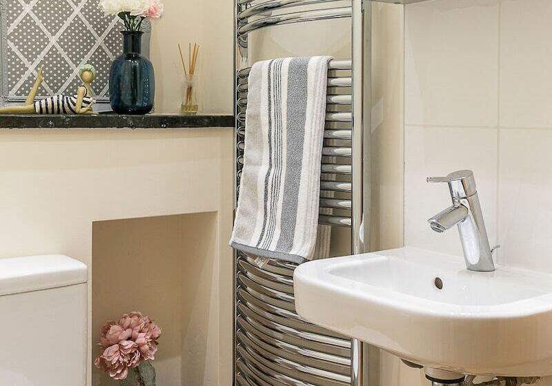 Luxury 5 Bedroom Villa With Parking And Ac