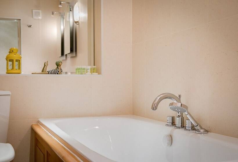 Luxury 5 Bedroom Villa With Parking And Ac