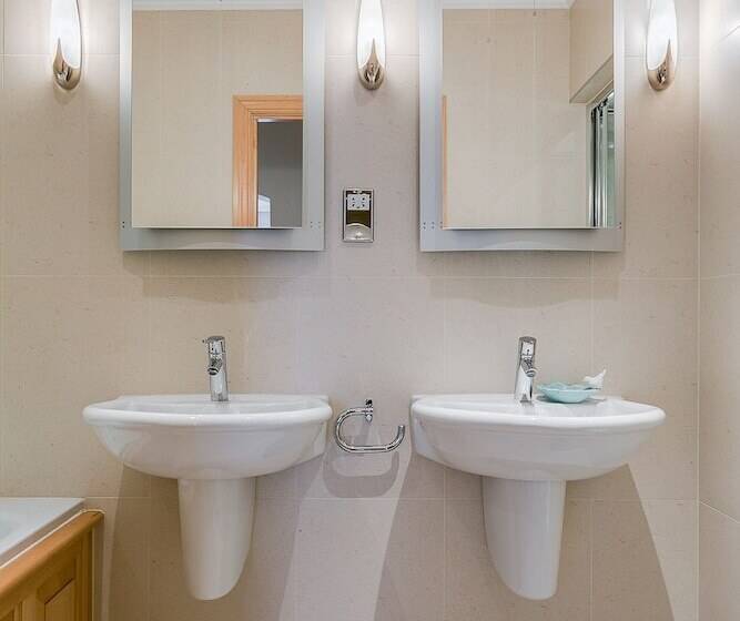 Luxury 5 Bedroom Villa With Parking And Ac