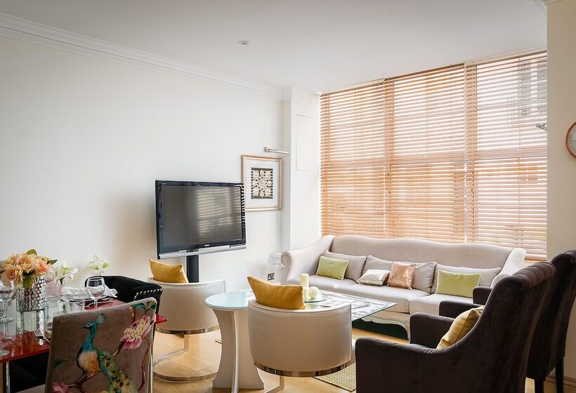 Luxury 5 Bedroom Villa With Parking And Ac