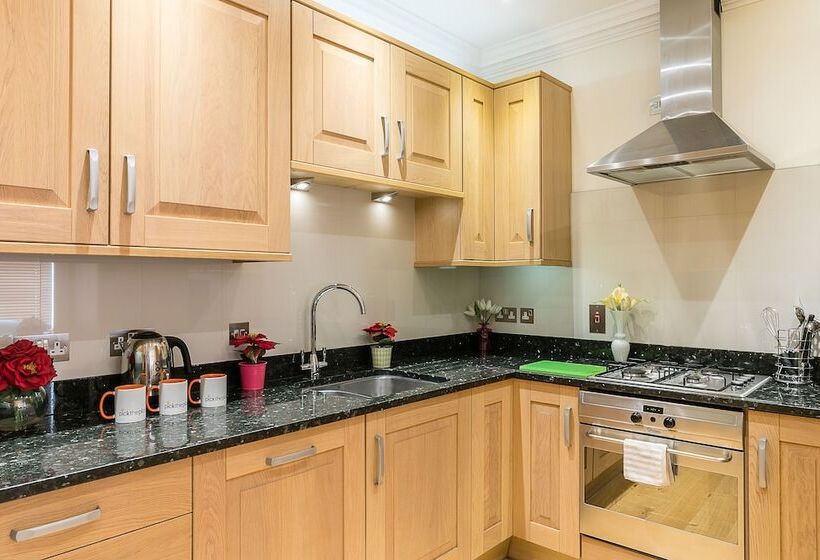 Luxury 5 Bedroom Villa With Parking And Ac