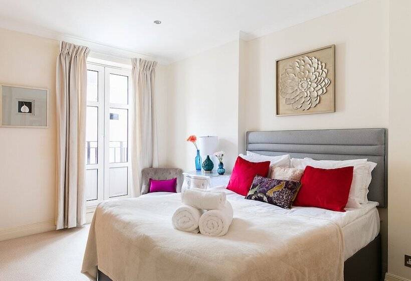 Luxury 5 Bedroom Villa With Parking And Ac