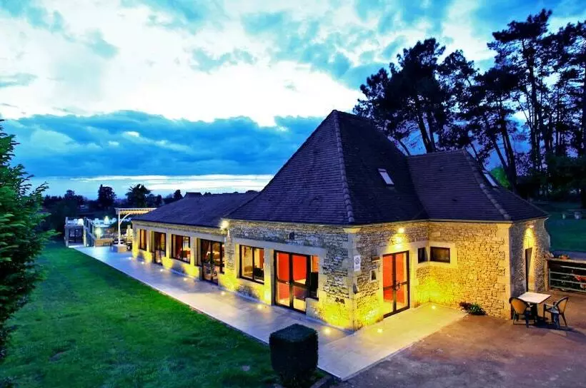 リゾートホテル Combas Village De Gites