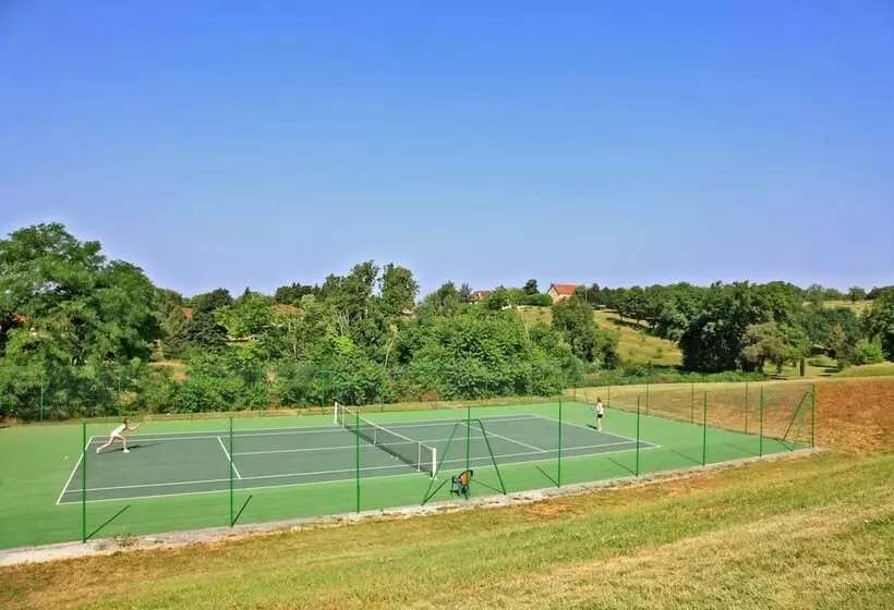 リゾートホテル Combas Village De Gites