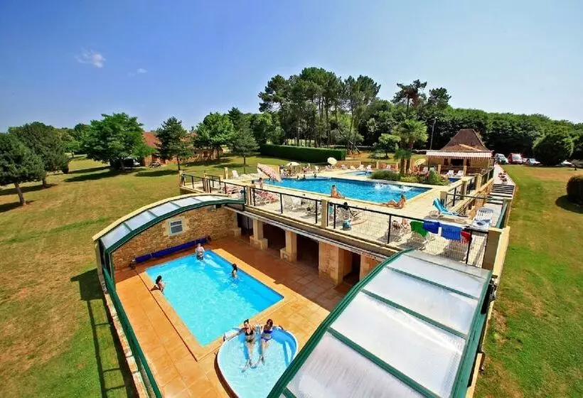 リゾートホテル Combas Village De Gites