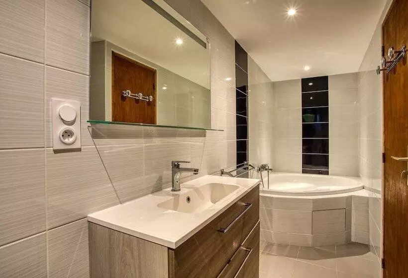 リゾートホテル Combas Village De Gites