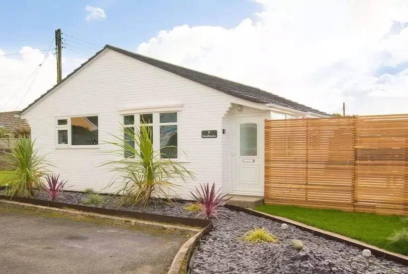 Sandbanks Sleeps 4 Beach Pass & 1 Dog