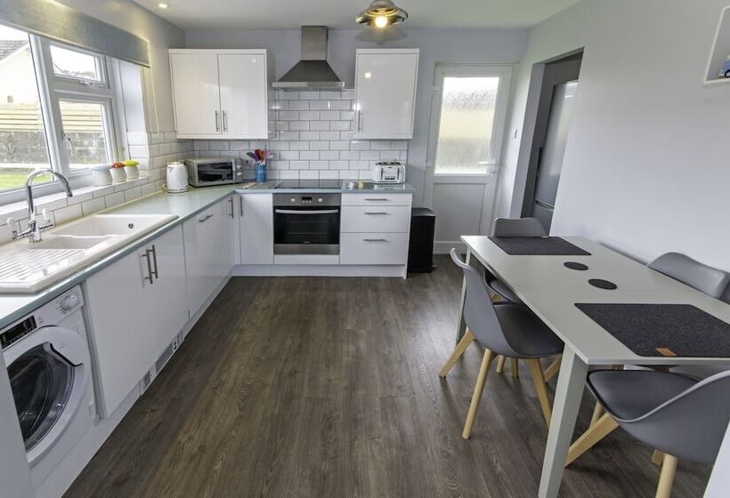 Sandbanks Sleeps 4 Beach Pass & 1 Dog