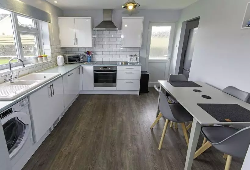 Sandbanks Sleeps 4 Beach Pass & 1 Dog