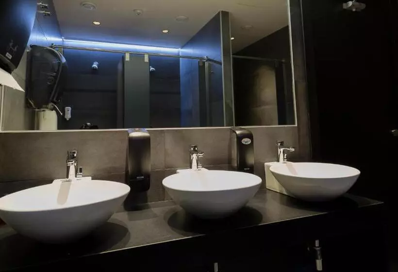 Airhostel Barcelona Airport 24h