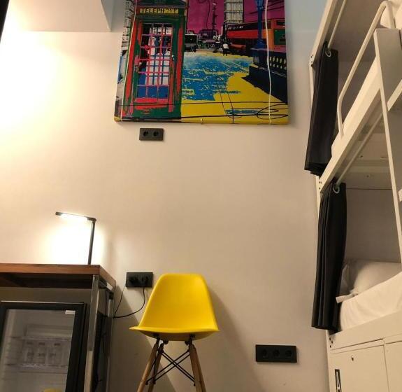 Airhostel Barcelona Airport 24h