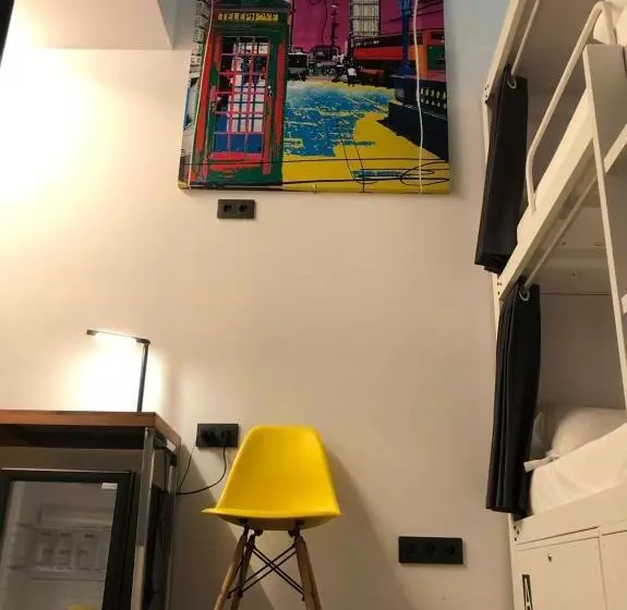 Airhostel Barcelona Airport 24h