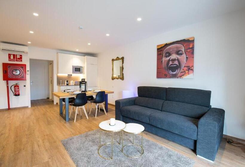 Airhostel Barcelona Airport 24h